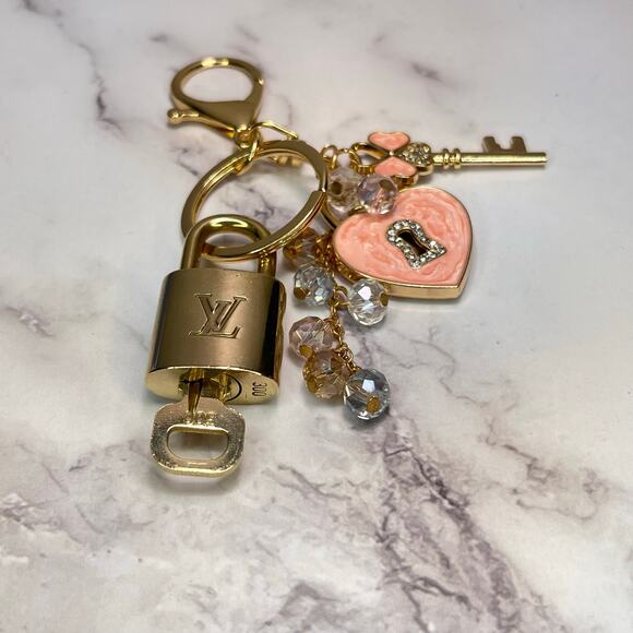 Louis VuittonLoc & Key Set #300 w/ a Blush Heart & Gold Key Charm Keychain - Picture 1 of 5